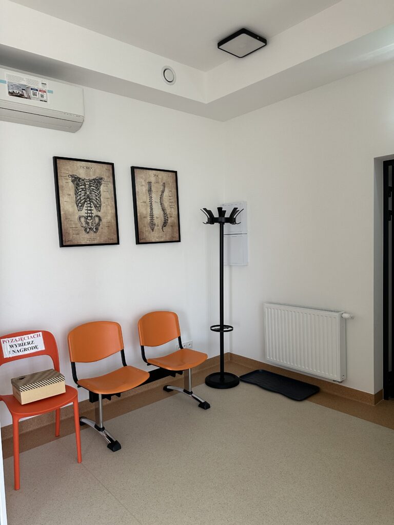 Elegancki hol kliniki Apelmed w Kosakowie – przestronna recepcja i poczekalnia