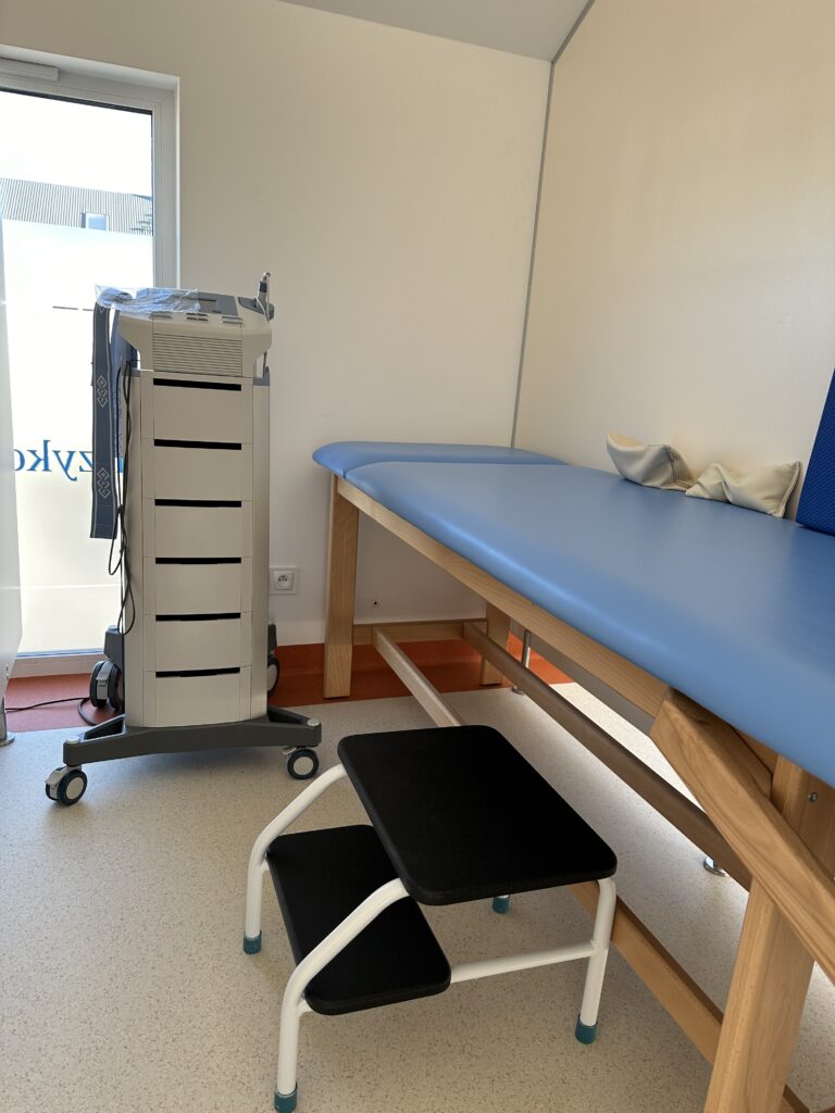 Sala konsultacyjna w Apelmed – nowoczesne urządzenia diagnostyczne