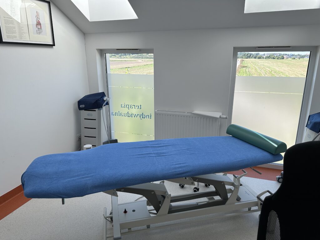 Sala konsultacyjna w Apelmed – nowoczesne urządzenia diagnostyczne