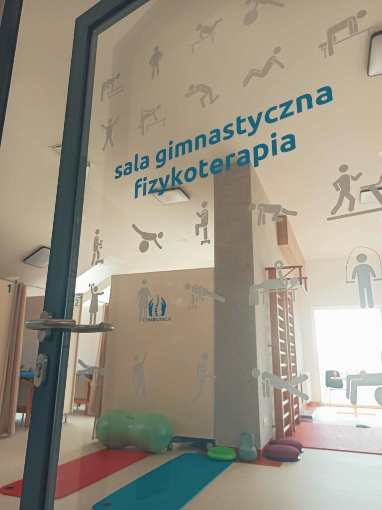 Przestronna sala do ćwiczeń rehabilitacyjnych – nowoczesne urządzenia w klinice Apelmed